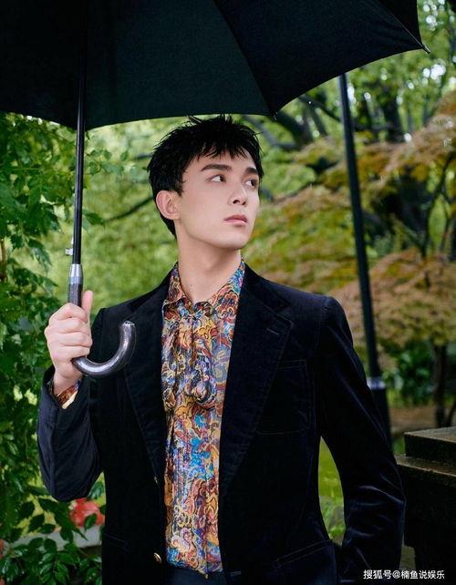 男明星打伞氛围图片,捕捉男明星打伞的优雅瞬间